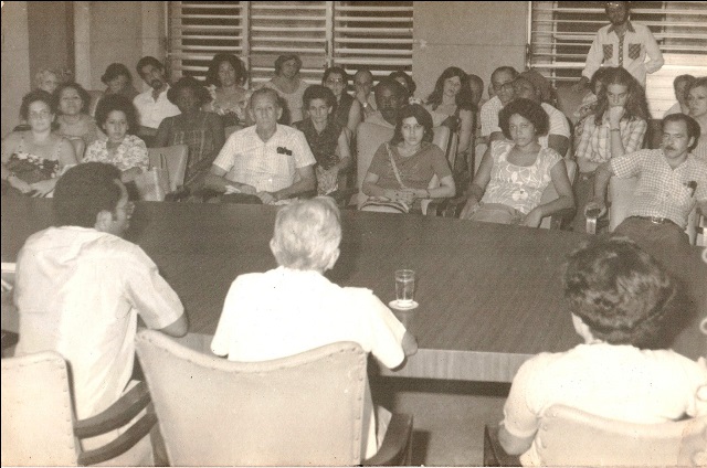 Foto de Conversatorio de Ernesto Guevara Lynch sobre la infancia de su hijo. Salón de conferencias de la Biblioteca Nacional, 21 de noviembre de 1982. Fondos BNCJM
